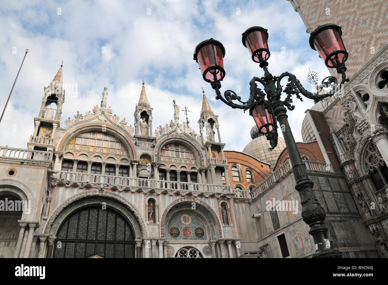 Basilica di San Marco, Markusplatz entfernt, Venedig, Italien Stockfoto