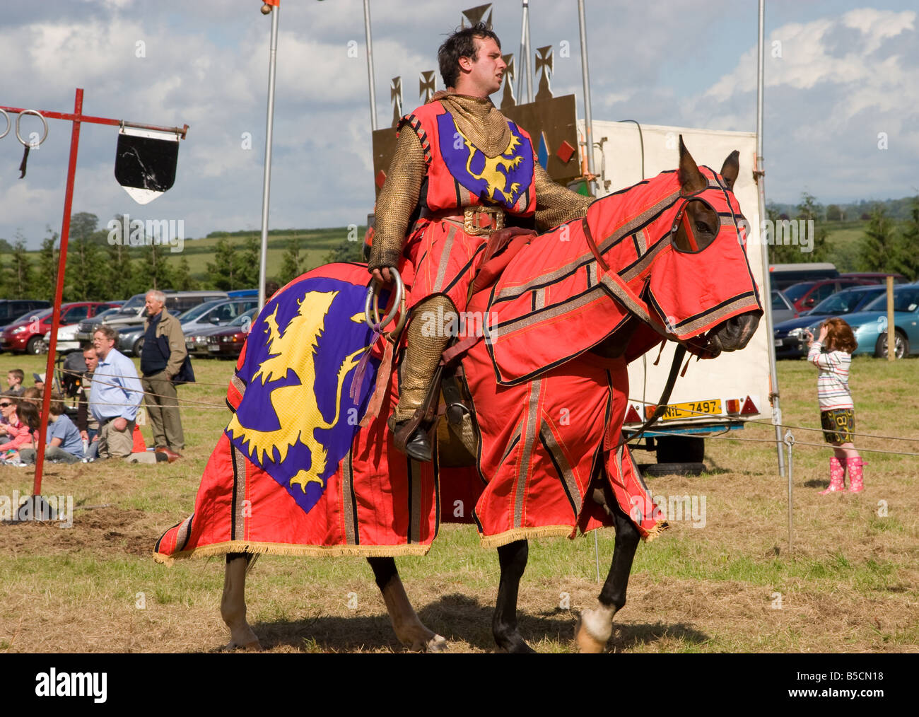 Ritter auf Pferd bei einem Turnier Stockfoto