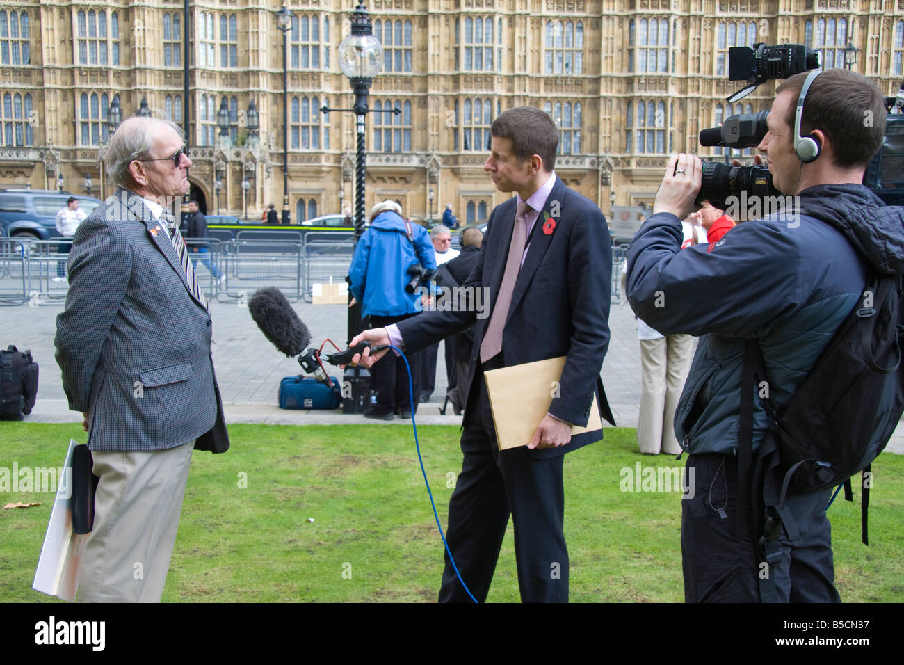 Interviews mit union Asbest Demonstrant außerhalb Parlament 2 Stockfoto