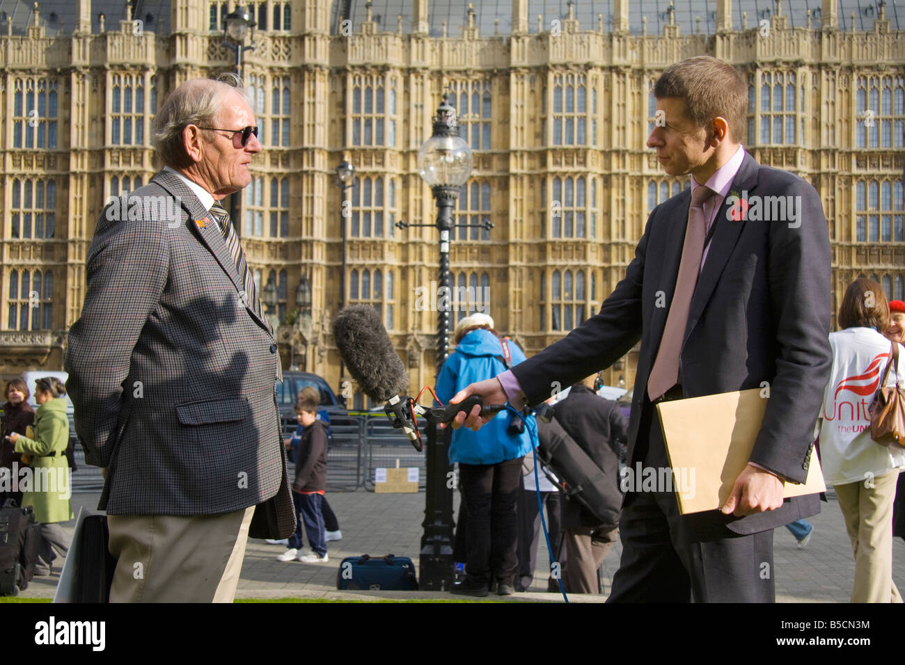Interviews mit union Asbest Demonstrant außerhalb Parlament 3 Stockfoto