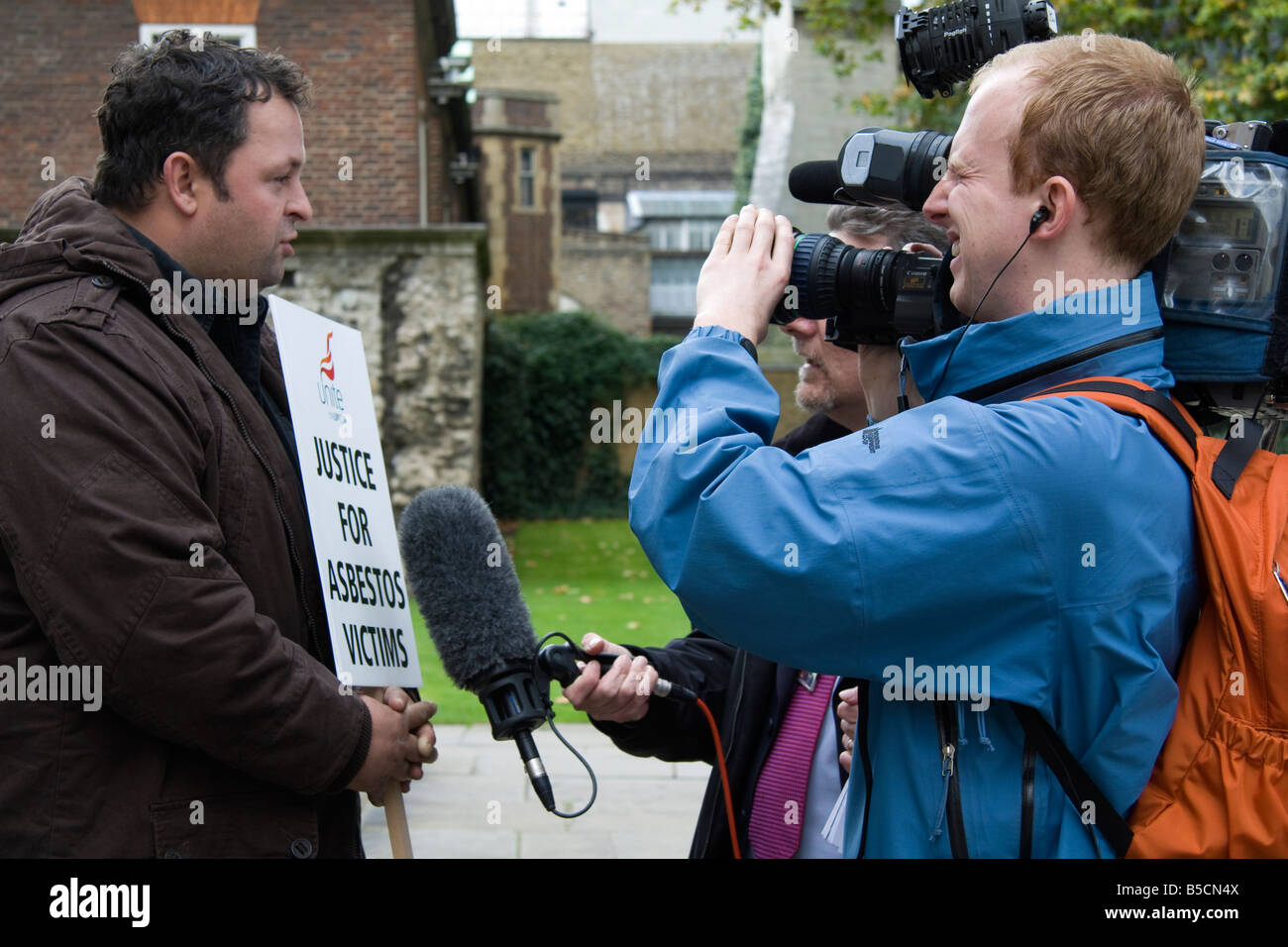 Interviews mit union Asbest Demonstrant außerhalb Parlament 4 Stockfoto