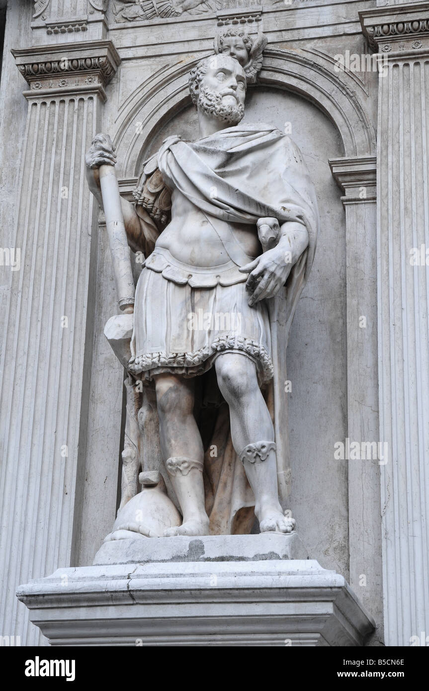 Francesco Maria ich della Rovere Statue auf der Arco Foscari, mit Blick auf die Scala dei Giganti, Innenhof der Dogenpalast, Venedig. Stockfoto