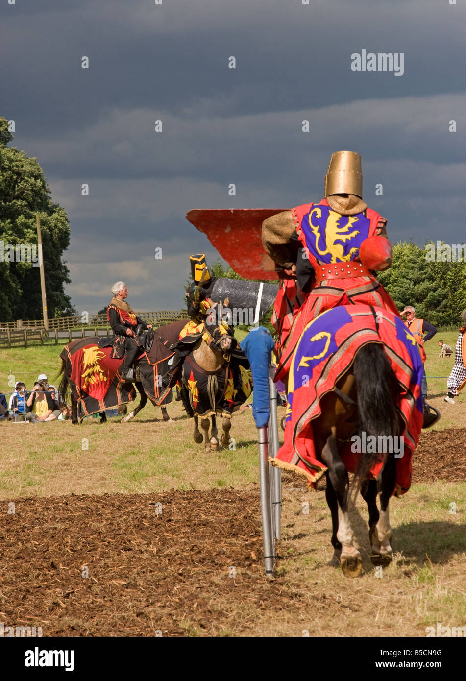 Ritter bei einem Turnier laden Stockfoto