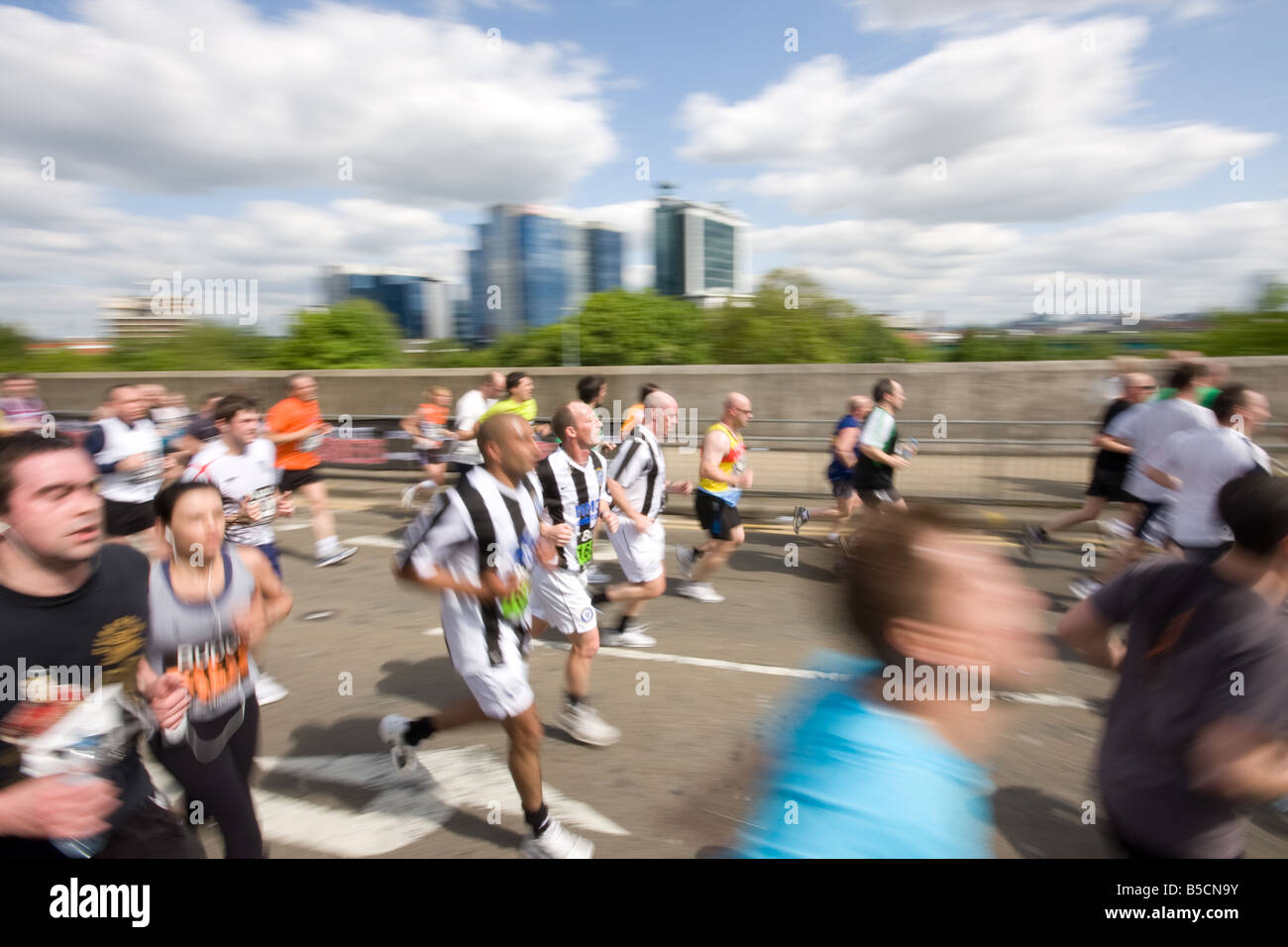 Eine Kamerafahrt von einigen Newcastle Unterstützer in der Manchester 10k laufen. Stockfoto