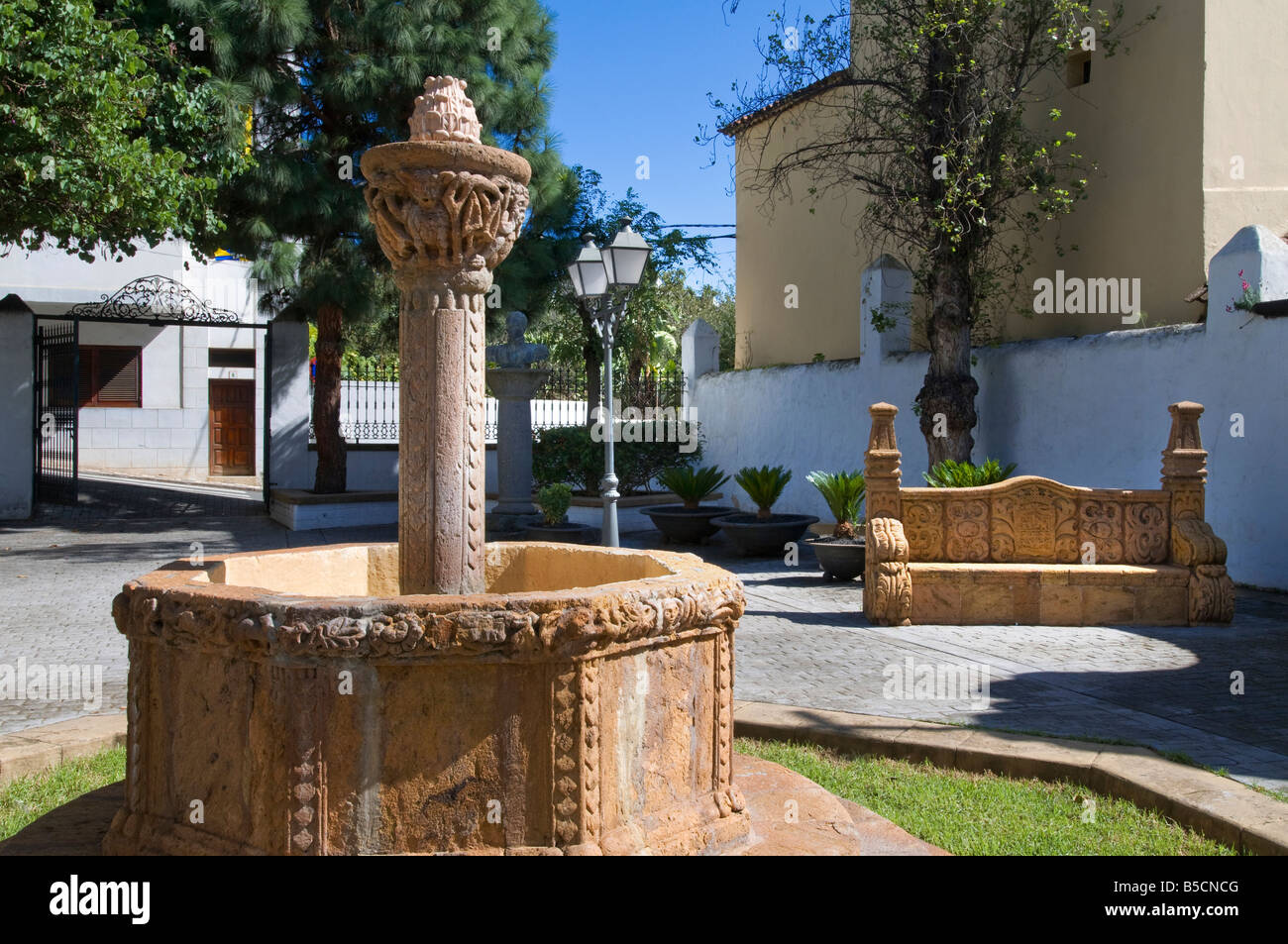 Teresa de Bolivar Square in Teror mit berühmten barocken Steinbank und Brunnen Gran Canaria Kanaren Spanien Stockfoto