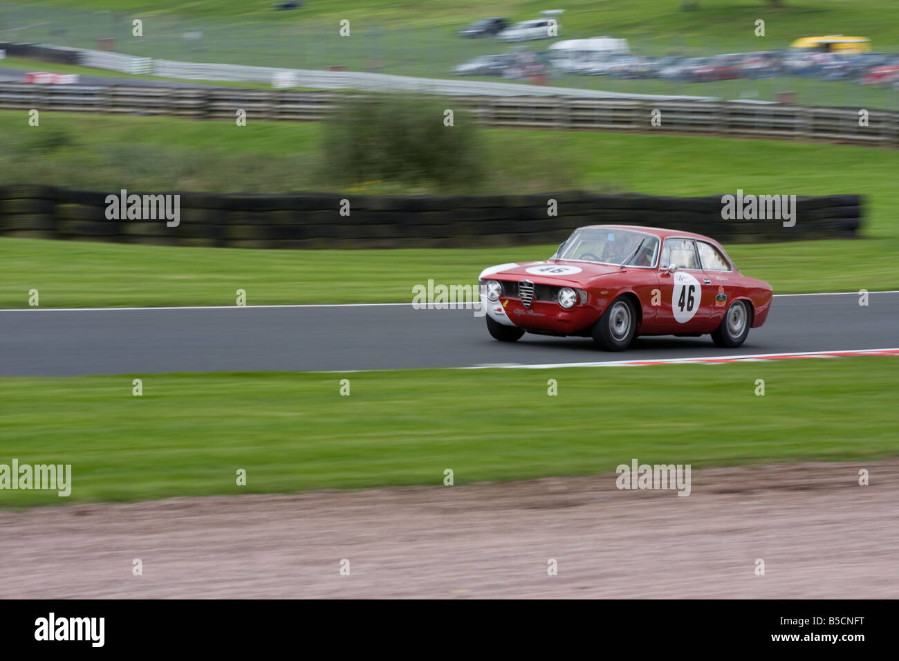 Eine totale von einem klassischen Alfa Romeo aus Knickerbrook am Oulton Park in Cheshire England Stockfoto