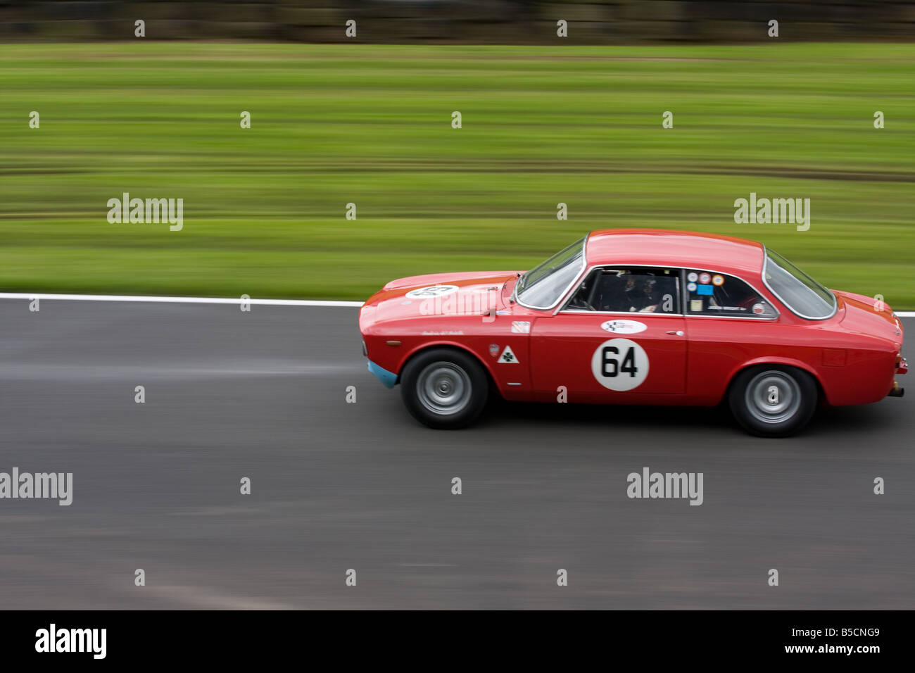 Nahaufnahme einer schnellen verschieben von klassischen Alfa Romeo von oben mit einer schönen unscharfen Hintergrund genommen Stockfoto