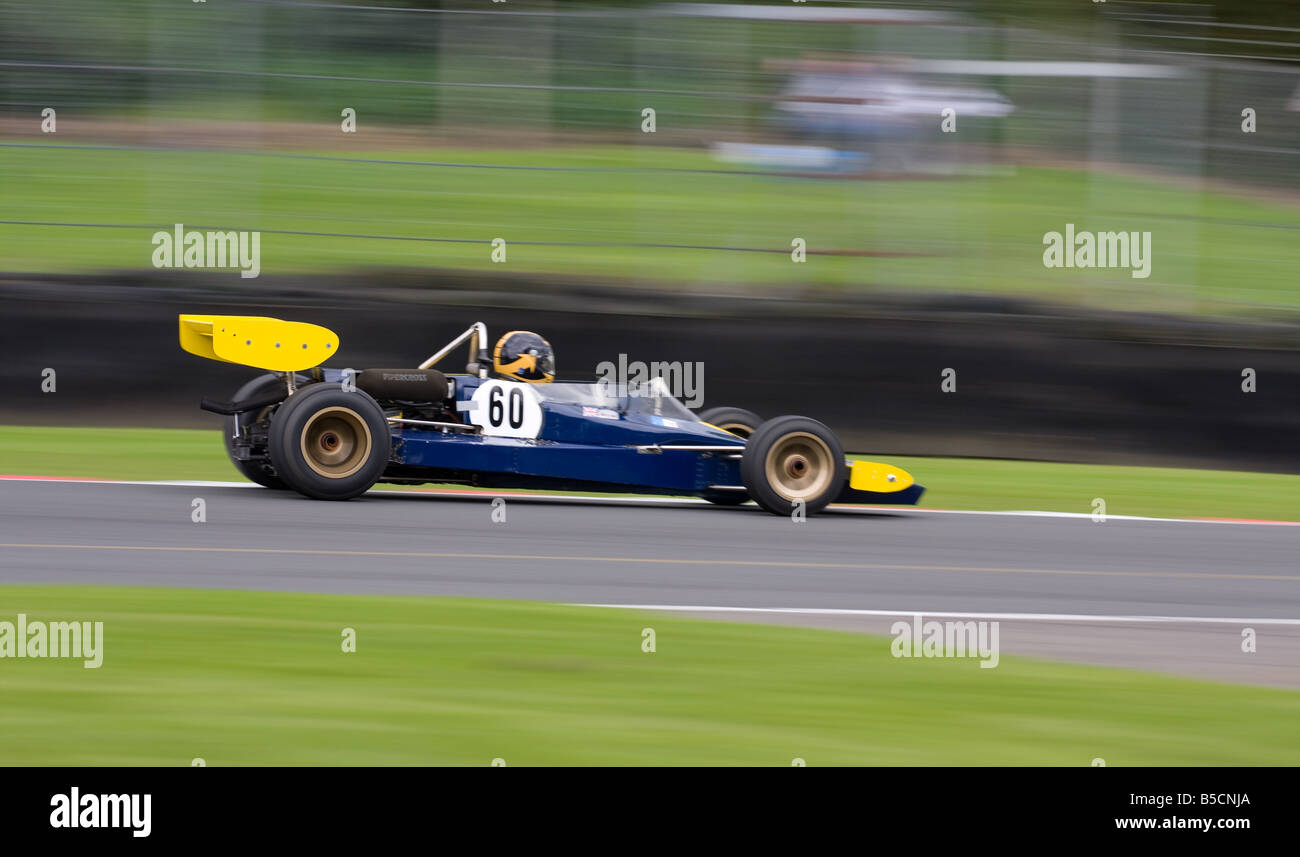 Nahaufnahme von einem alten klassischen Formel1 Auto auf volle Chat mit einem unscharfen Hintergrund Stockfoto