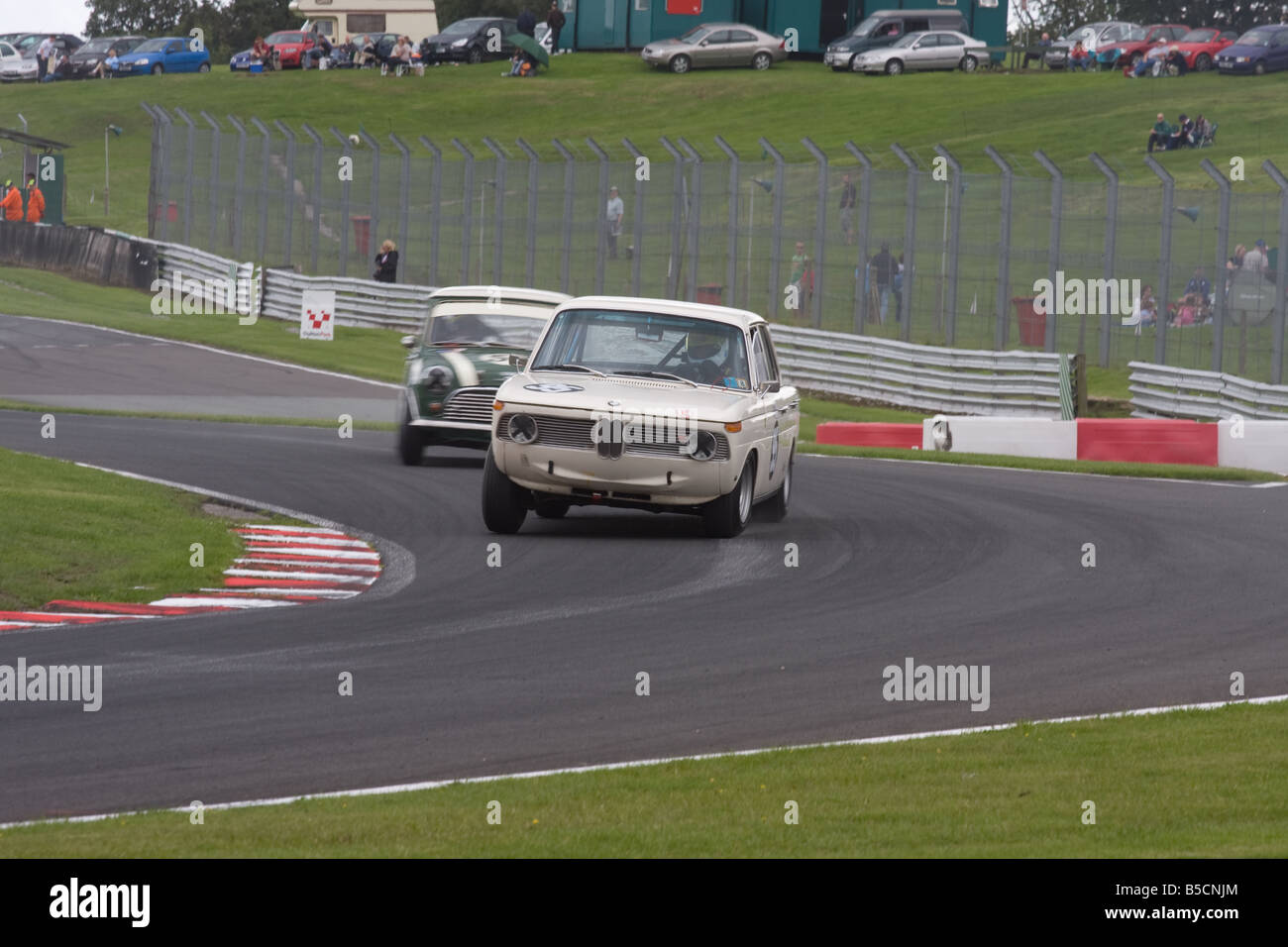 Enge Rennen in Oulton Park als zwei klassische Autos fliegen aus Knickerbrook am Oulton Park in Cheshire Stockfoto
