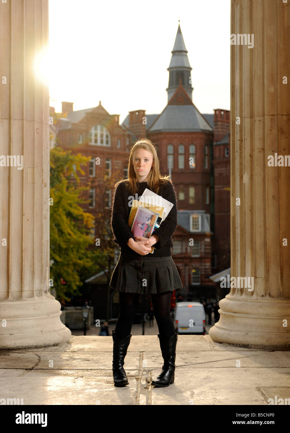 Heimweh Student sehnt sich danach, mit Familie und Freunden zu Hause zu sein, während des Studiums an einer Universität London, England Stockfoto