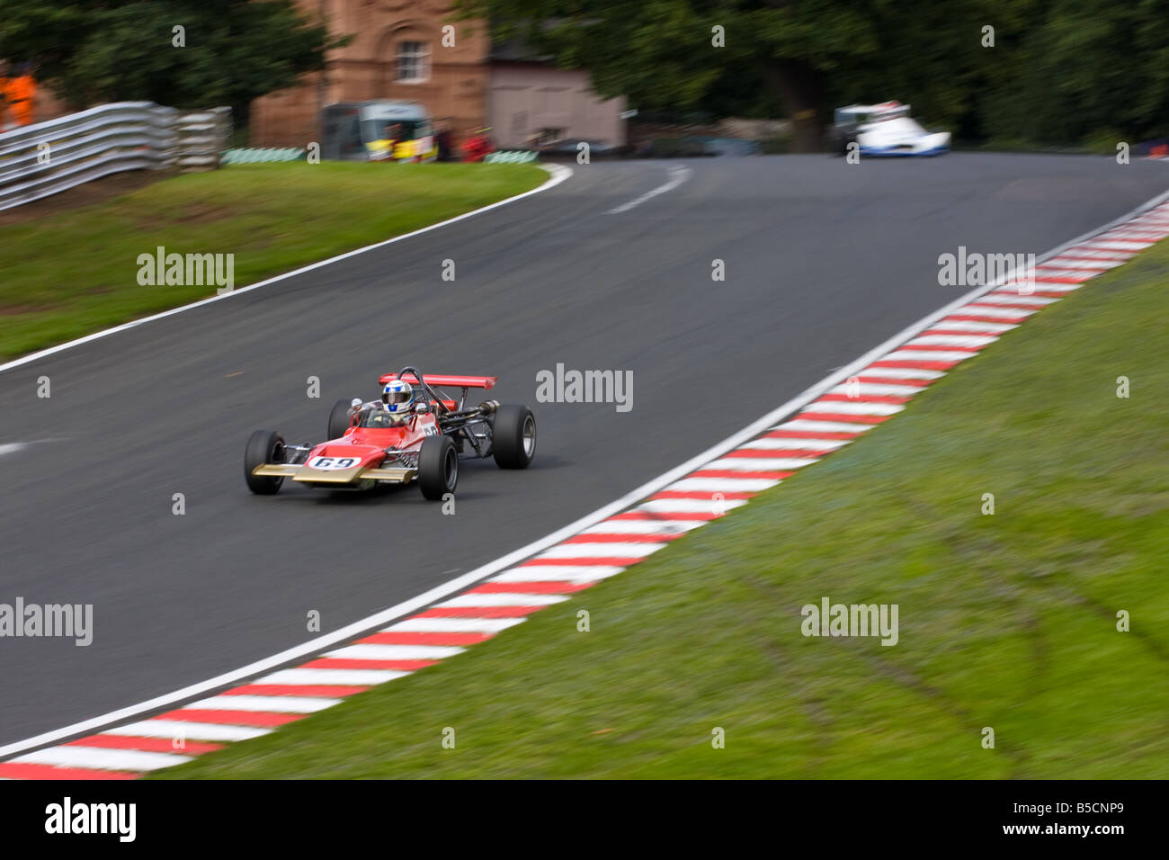 Treffen sich zwei alte klassische Rennwagen Abschuss Hirsch-Sprung im Oulton Park in Cheshire beim Gold Cup 2008. Stockfoto