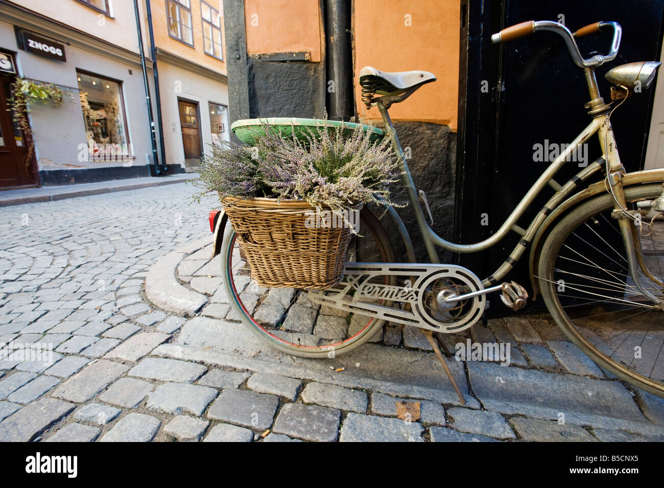 Stockholm; Altes Fahrrad geparkt außerhalb kleinen Laden in historischer Altstadt von Gamla Stan in Schweden 2008 Stockfoto