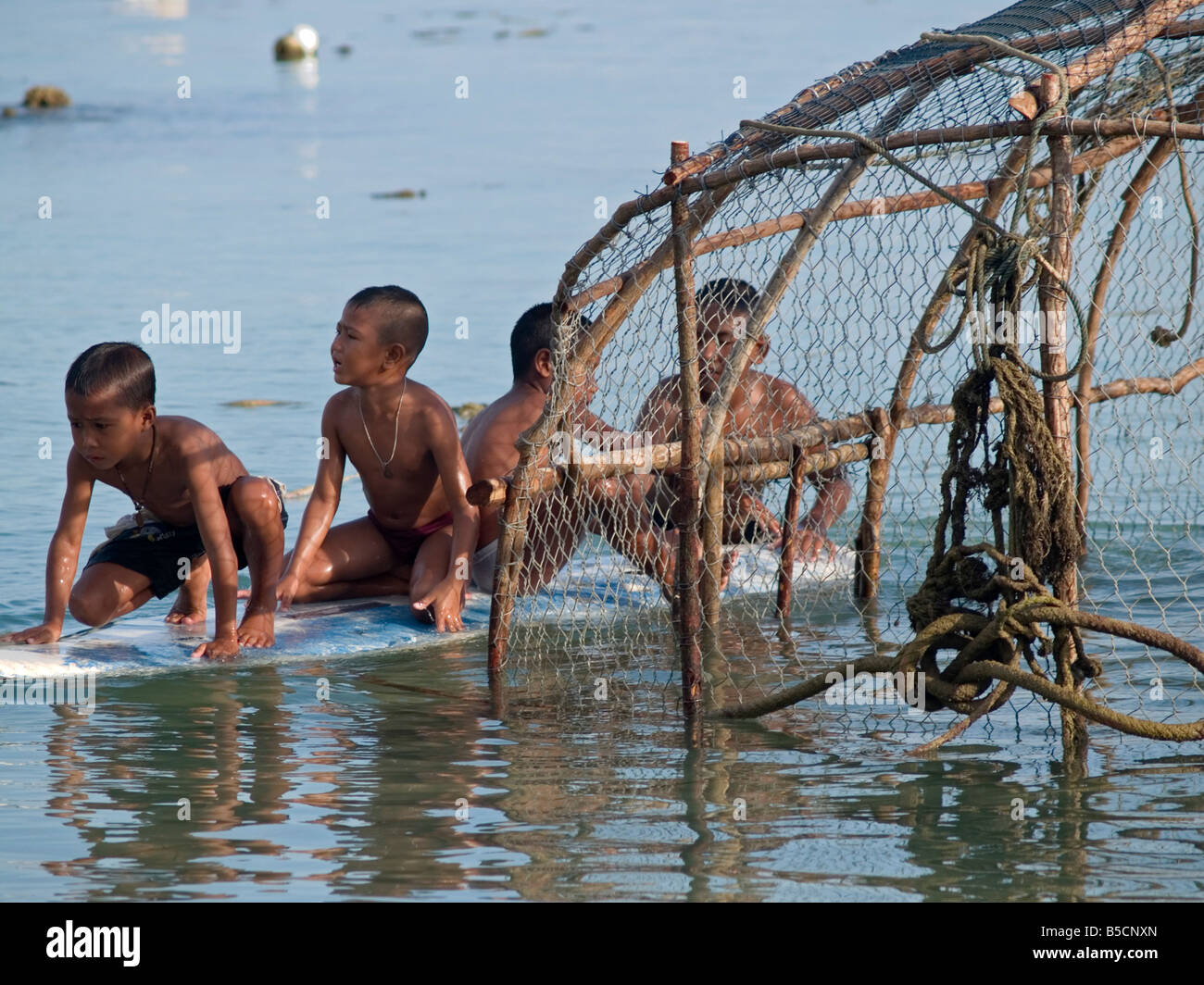 Sea Gypsy Jungs Spielen In Der Nähe Einer Fischfalle Aus Rawai Beach In 