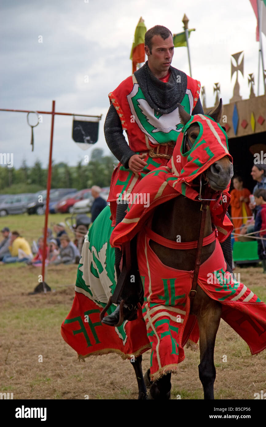 Ritter auf Pferd bei einem Turnier Stockfoto