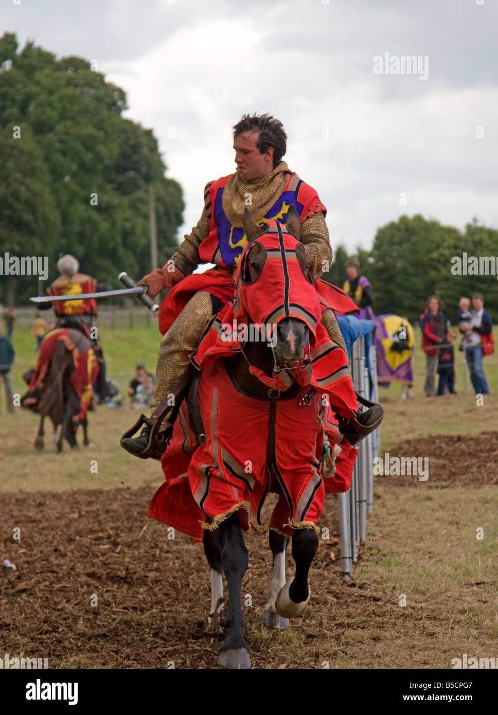 Ritter auf Pferd bei einem Turnier Stockfoto