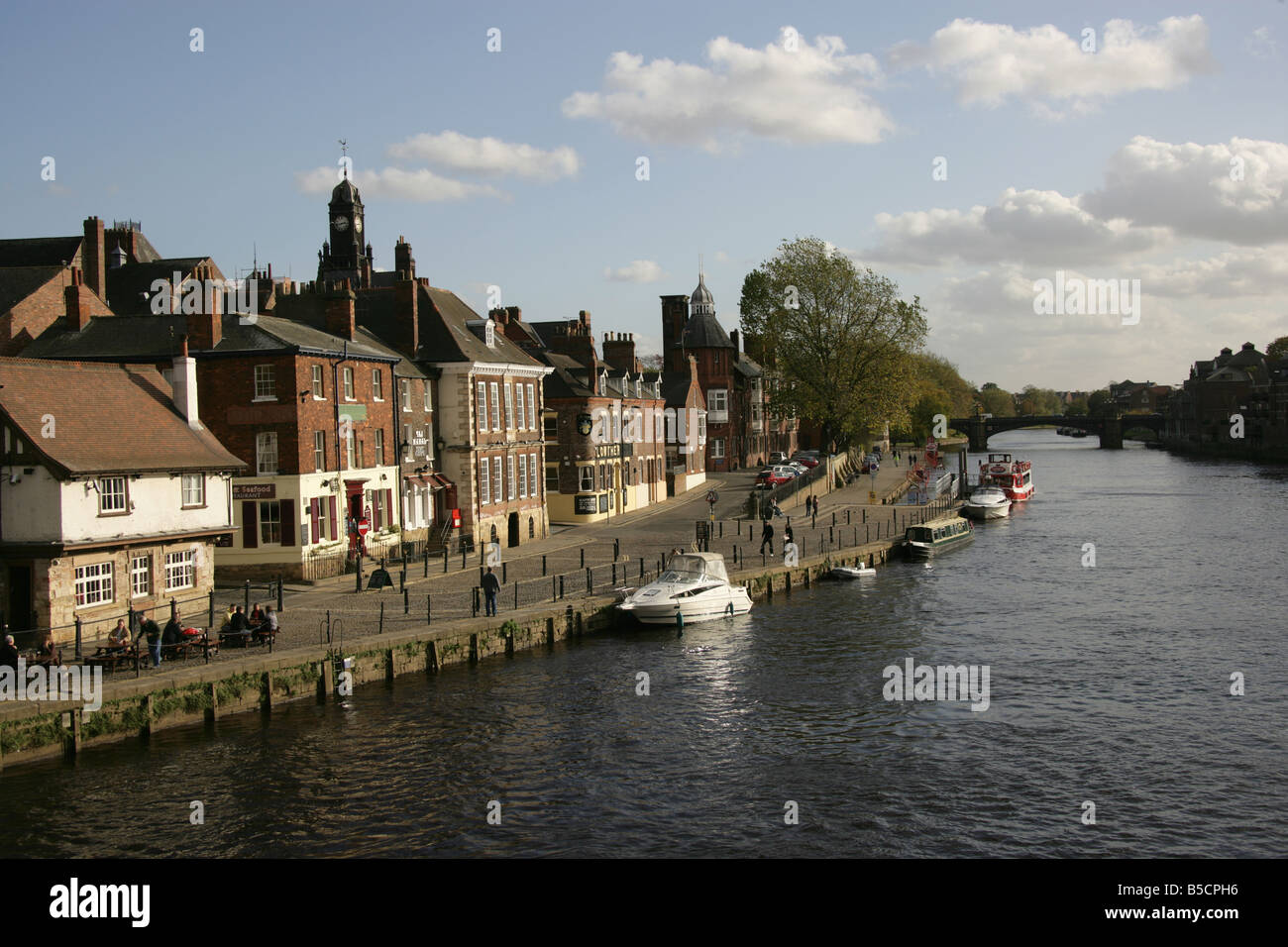 City of York, England. Der Fluss Ouse mit Vergnügen, Kanal und Fluss Kreuzfahrt Boote neben des Königs königlichen. Stockfoto