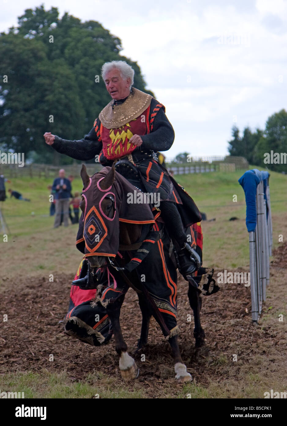 Ritter auf Pferd bei einem Turnier Stockfoto