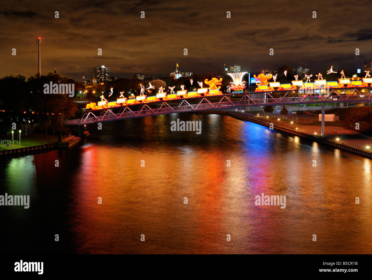 Toronto Skyline Windkraftanlage und Brücke am Ontario Place mit Lampions spiegelt sich in Lake Ontario in der Nacht Stockfoto