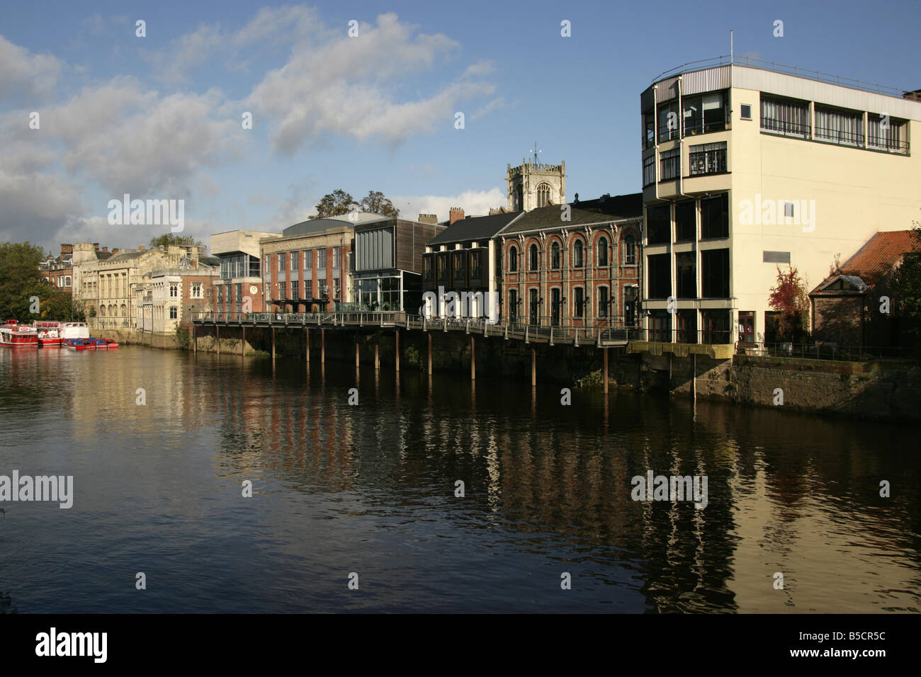 City of York, England. Fluss Ouse Blick auf den Fluss Kneipen, Bars und Restaurants an der Coney Street. Stockfoto