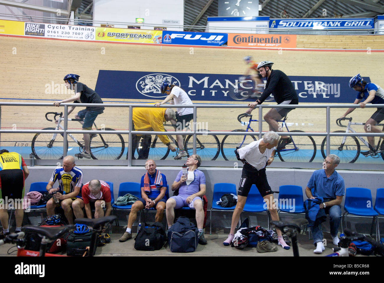 Veteranen abkühlen nach ihren Track-Session in Manchesters Velodrom TRACK CYCLING bei Manchester s eingeschlagenen VELODROM s Stockfoto