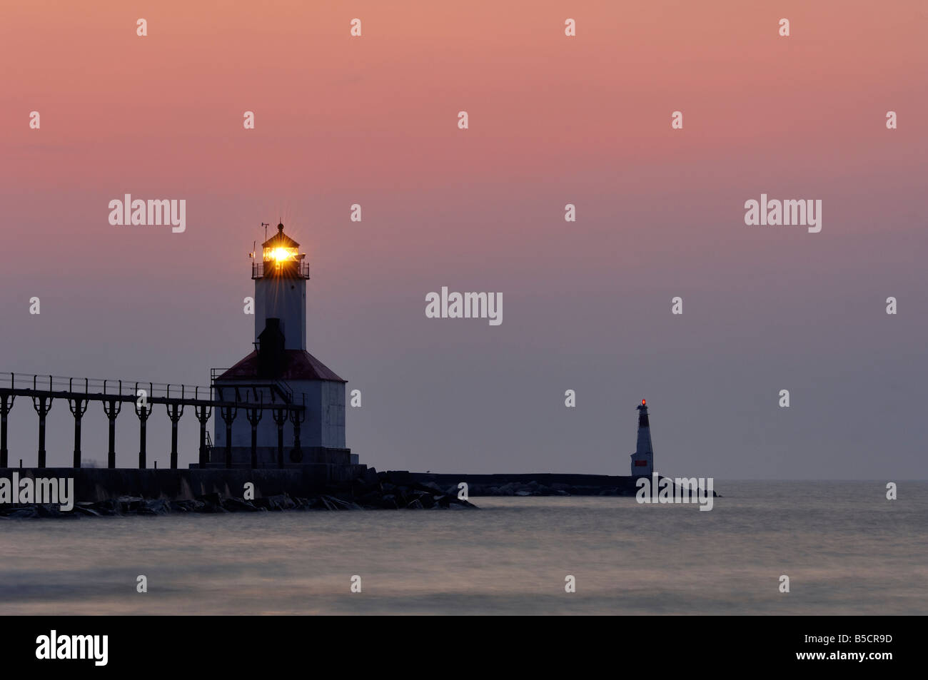 Sonnenuntergang und Michigan City Ost Pierhead Leuchtturm am Lake Michigan Michigan City Indiana Stockfoto