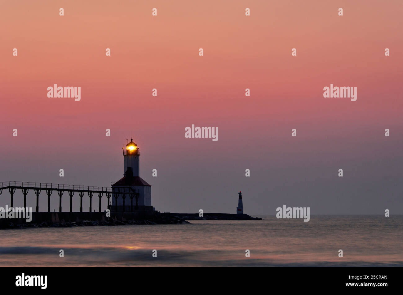 Sonnenuntergang und Michigan City Ost Pierhead Leuchtturm am Lake Michigan Michigan City Indiana Stockfoto