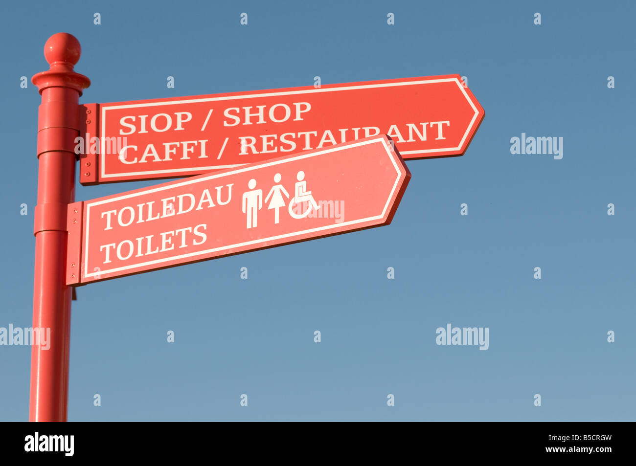 rote Schilder zweisprachig walisische englischsprachige Beschilderung auf Constitution Hill über Aberystwyth Wales UK Stockfoto