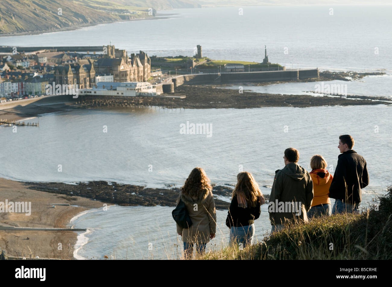 Gruppe von 5 Studenten auf Constitution Hill mit Blick auf die Stadt am Meer Resort von Aberystwyth Wales UK Herbstnachmittag Stockfoto