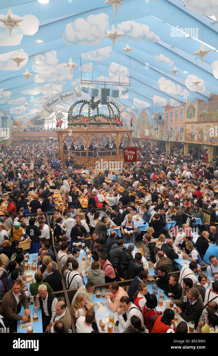 Überfüllten Oktoberfest Bierzelt, München Stockfoto