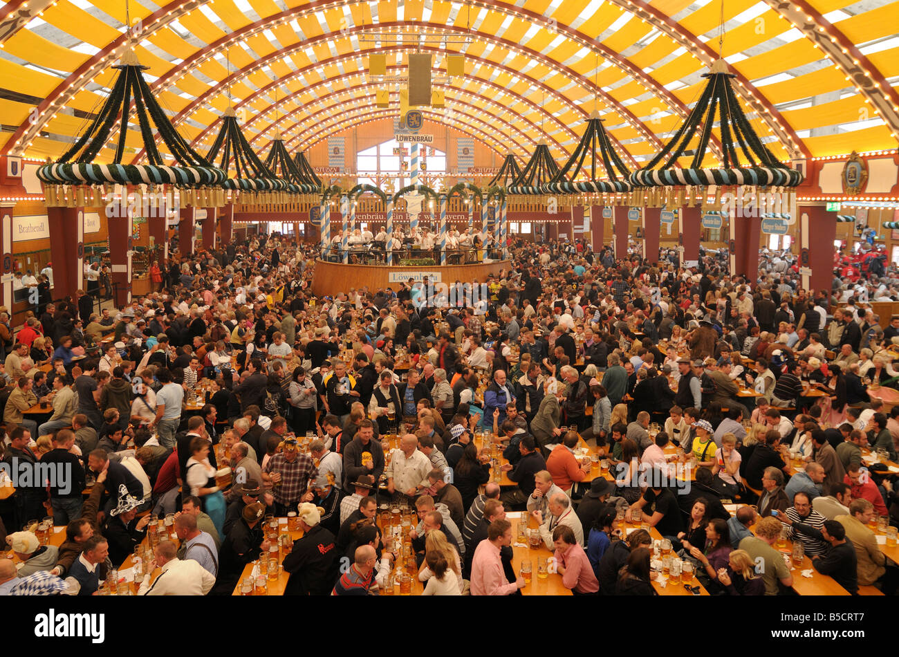 Überfüllten Oktoberfest Bierzelt, München Stockfoto
