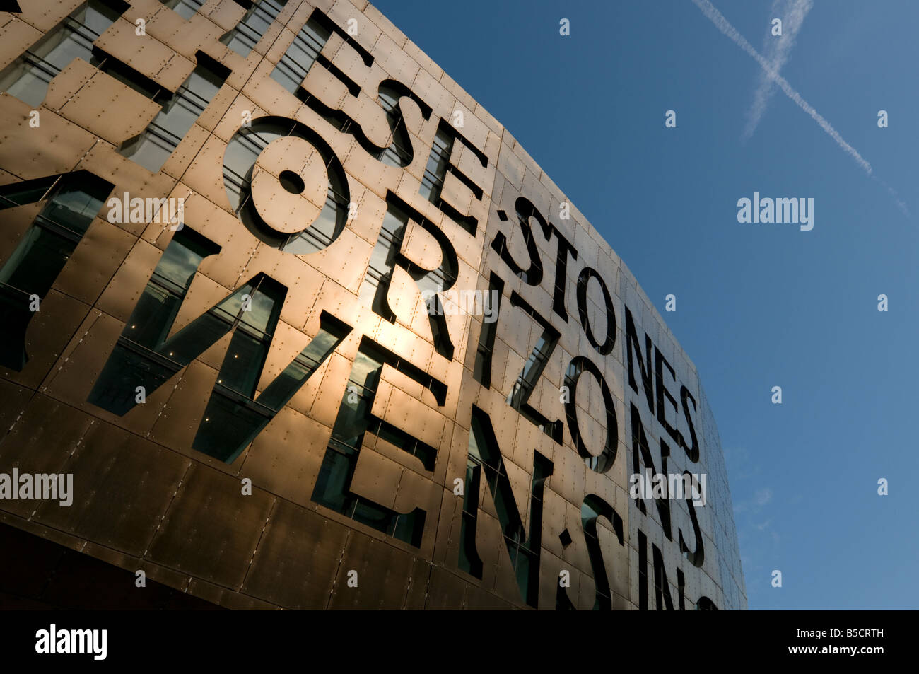 Außenseite des Wales Millennium Centre Cardiff mit der Poesie des Gwyneth Lewis eingearbeitet in der Kupfer-Verkleidung Fassade Stockfoto