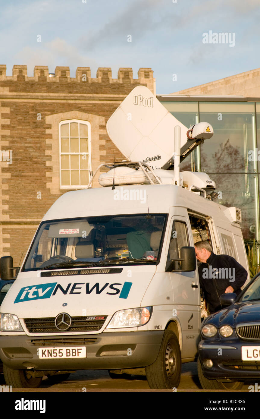 ITV Nachrichten Satelliten außerhalb Übertragungswagen geparkt in der Bucht von Cardiff, Wales, UK Stockfoto