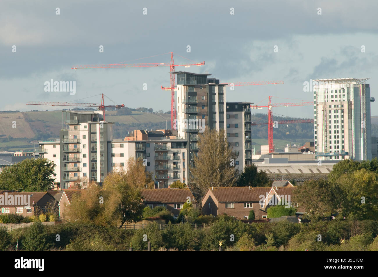 Turmdrehkrane arbeiten am Bau Websites Cardiff Stadt Skyline aus der Bucht mit dem Millennium Stadium, Wales UK gesehen Stockfoto