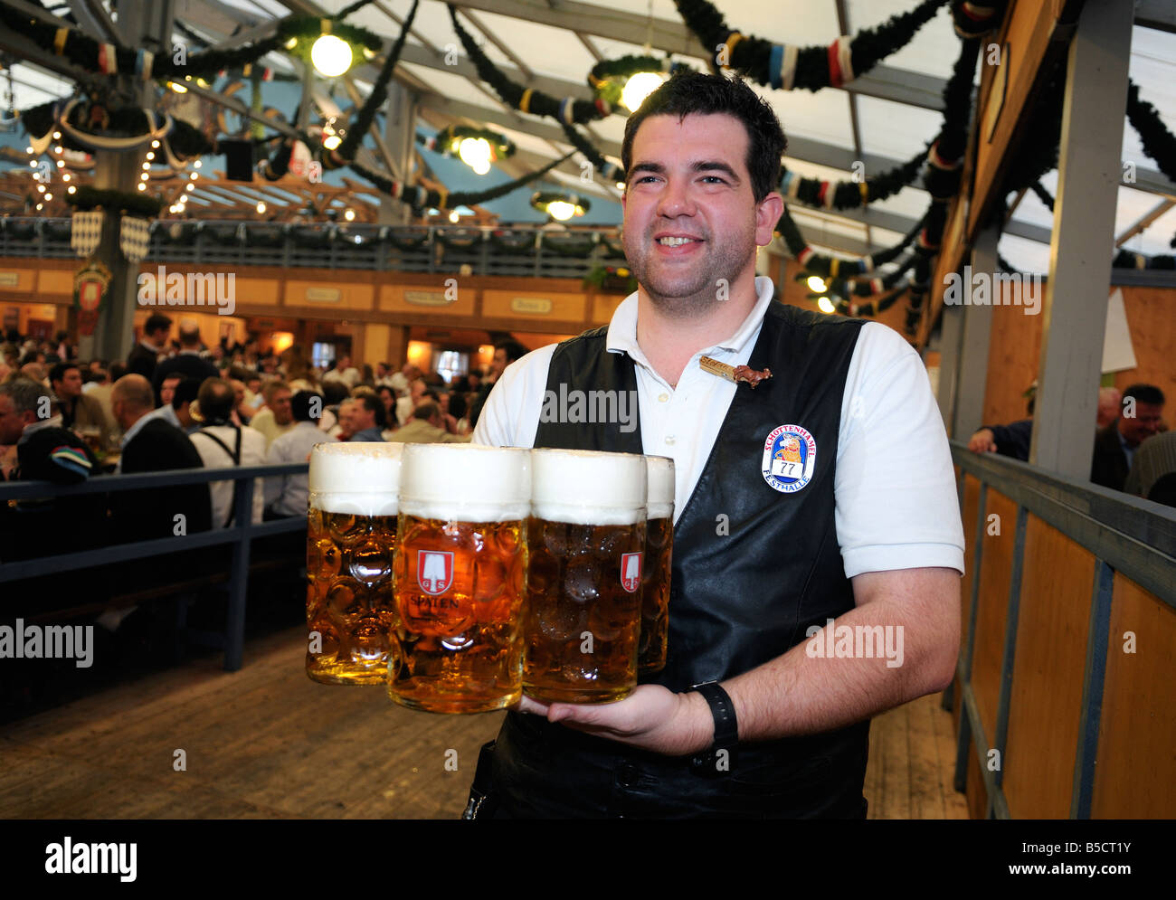 Oktoberfest-Kellner tragen Biere, München Stockfoto