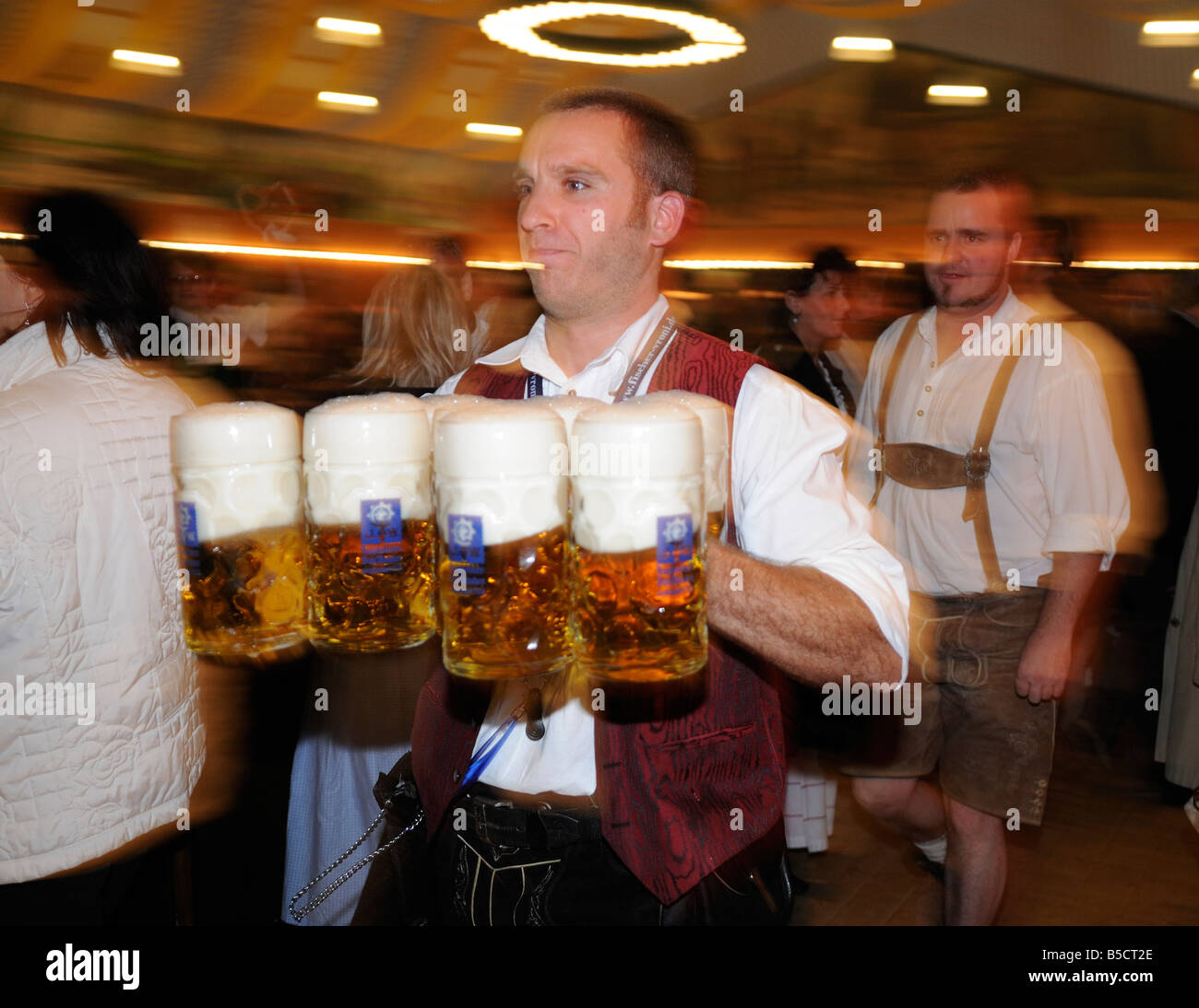 Oktoberfest-Kellner tragen Biere, München Stockfoto