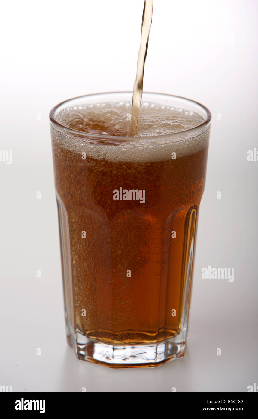 braune Limonade in einem braunen Glas Limonade Gießen ist nur hergestellt und verkauft in Nordirland Stockfoto