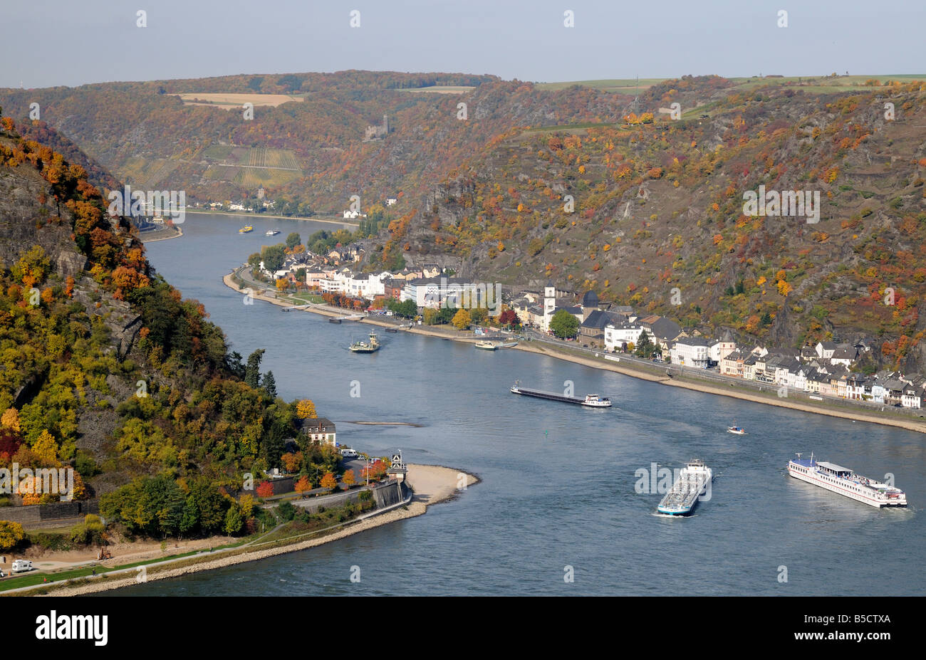 Schiffe im Rheintal bei St. Goarshausen, Herbst Stockfoto