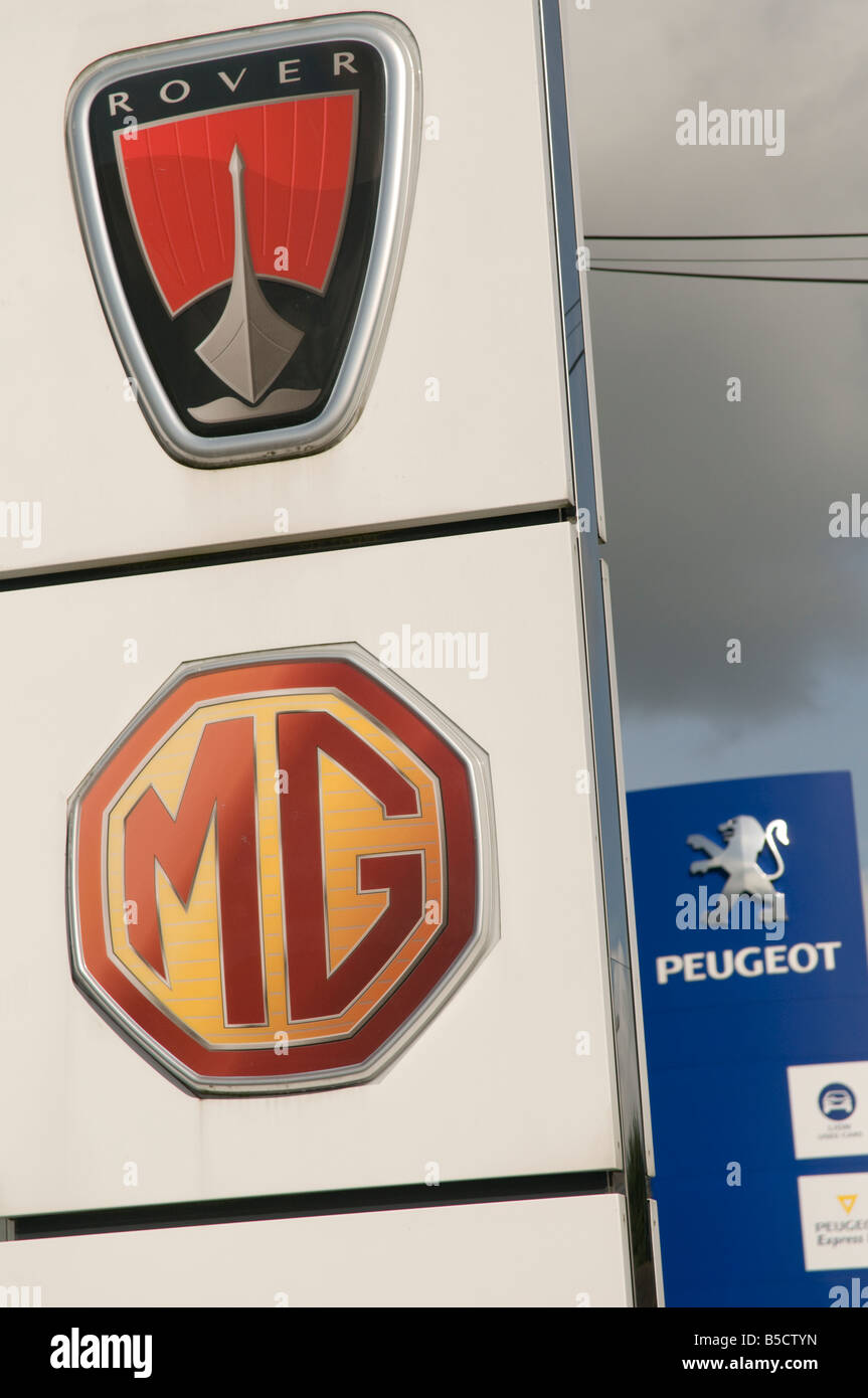 Peugeot Rover und MG Auto Hersteller Symbole auf Garage Vorplatz Stockfoto