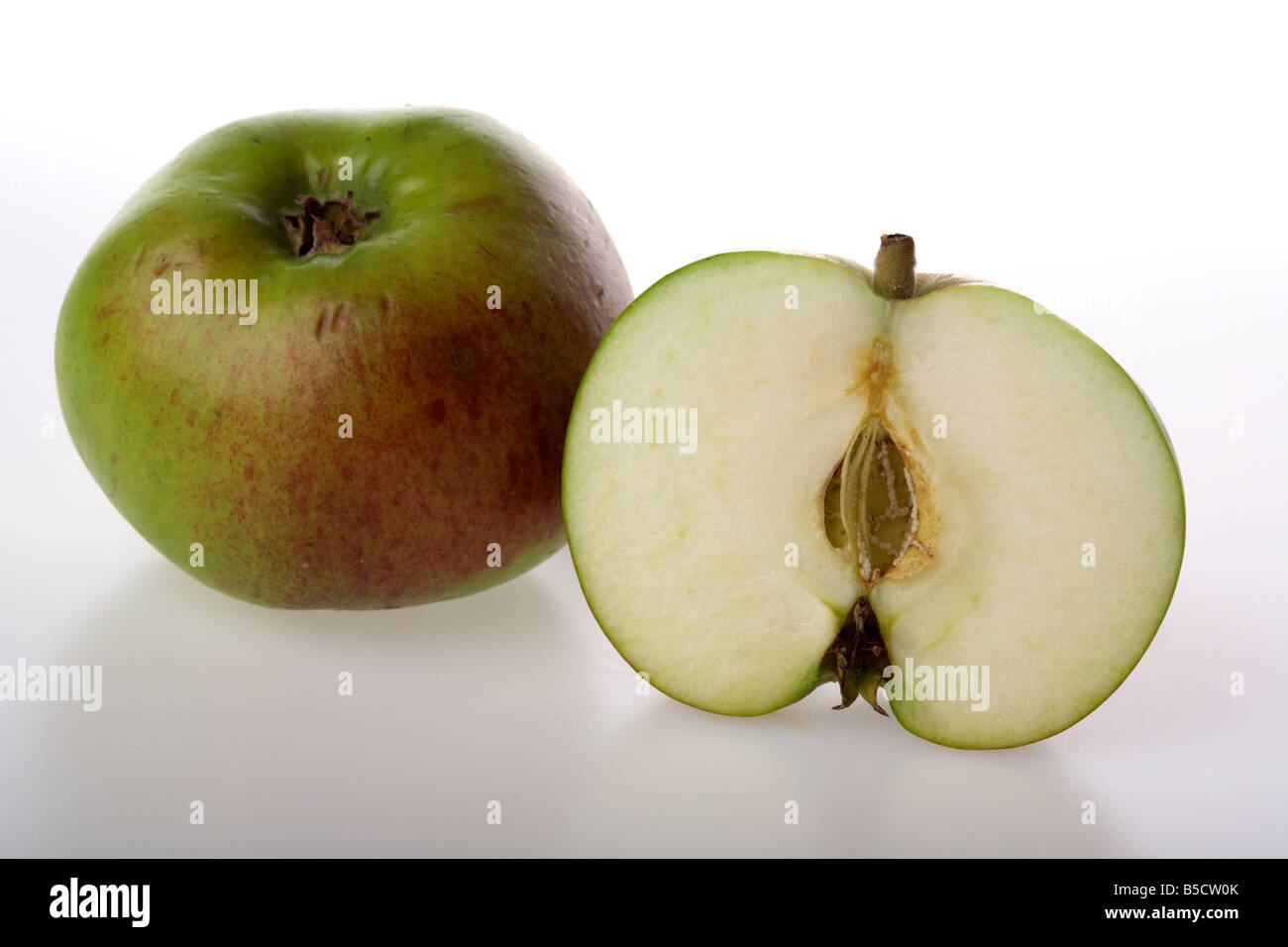 Nahaufnahme von Scheibe und eine ganze Bramley Apple Kochen Stockfoto