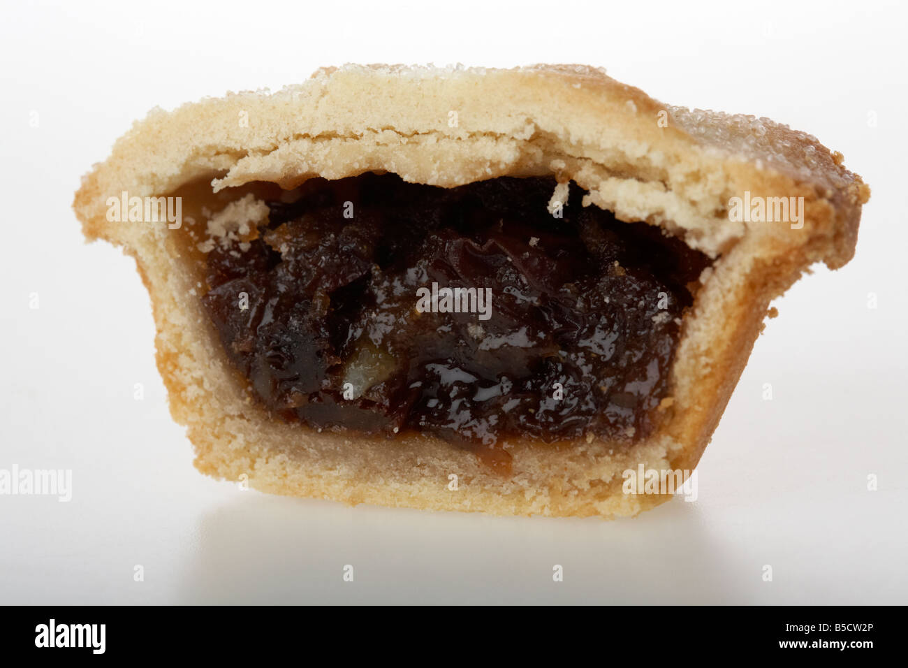 Querschnitt durch eine kleine Mince Pie im Vereinigten Königreich zu Weihnachten gegessen Stockfoto