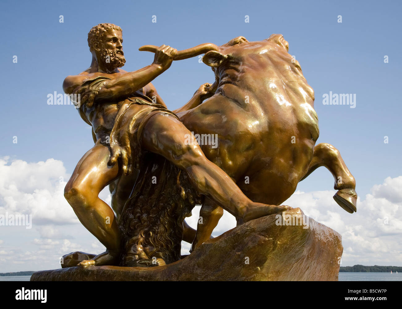 Goldene Statue des Herkules Ringen einen Stier auf dem Gelände des Schlosses in Schwerin-Deutschland Stockfoto