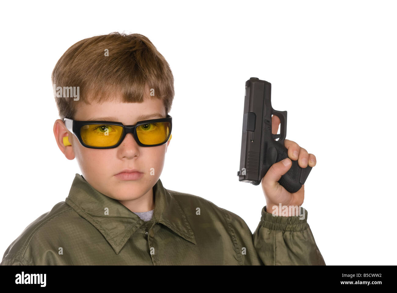 Ein Junge ist bereit zur Jagd gehen, durch das tragen seiner Schutzbrille und Gehörschutz Stockfoto