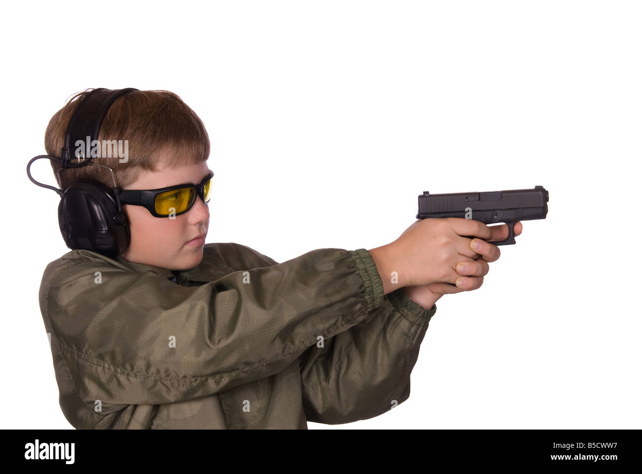 Ein Junge ist bereit zur Jagd gehen, durch das tragen seiner Schutzbrille und Gehörschutz Stockfoto