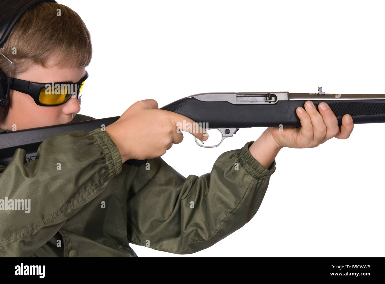 Ein Junge will seine Gewehr ist er richtig gekleidet, tragen Augen und Gehörschutz Stockfoto