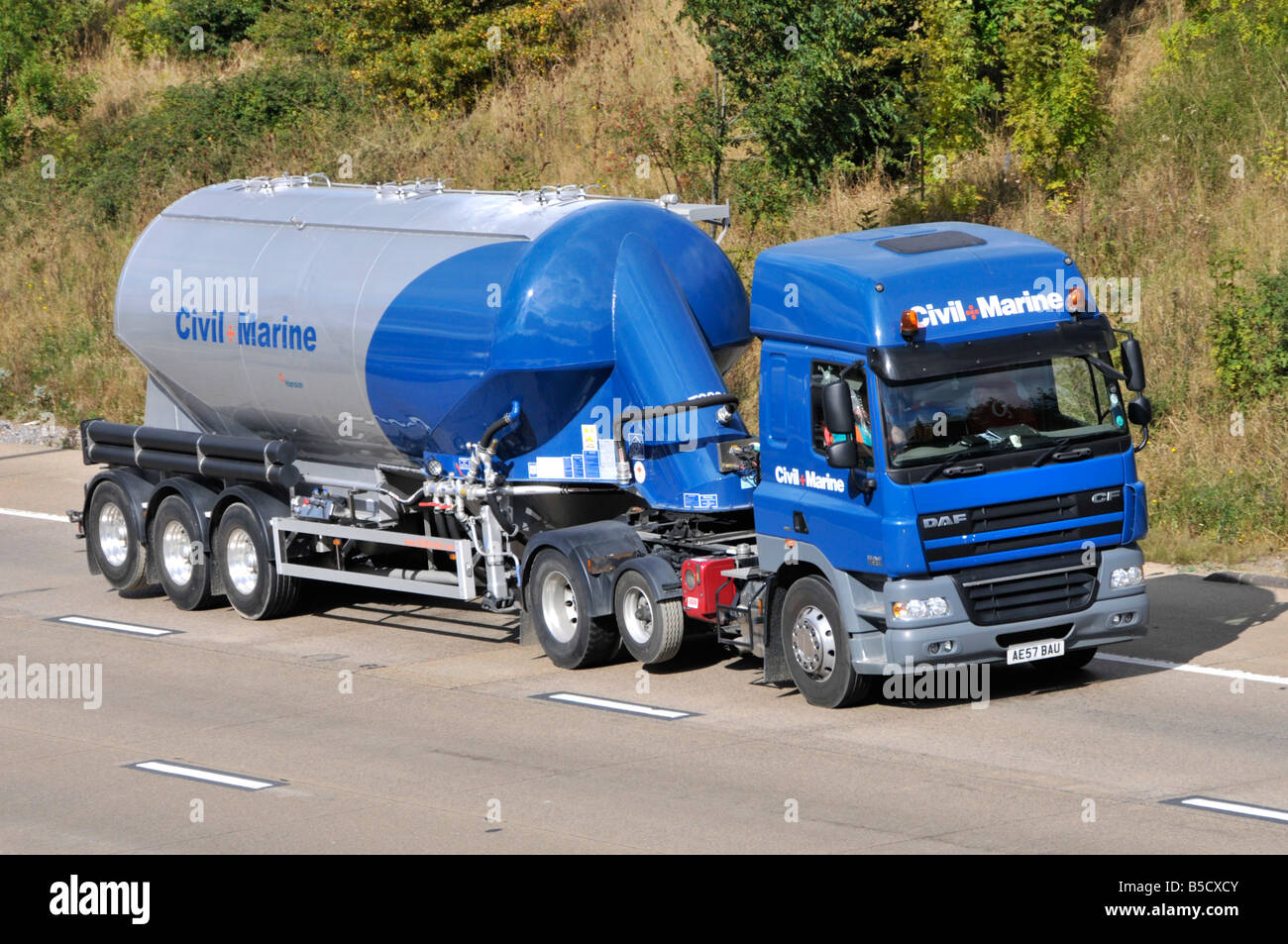 LKW-Sattelschlepper Zivil- und Marine-Schüttguttransporter ein Hanson-Unternehmen, das auf der englischen britischen Autobahn unterwegs ist Stockfoto LKW-Sattelschlepper Zivil- und Marine-Schüttguttransporter ein Hanson-Unternehmen, das auf der englischen britischen Autobahn unterwegs ist Stockfoto
