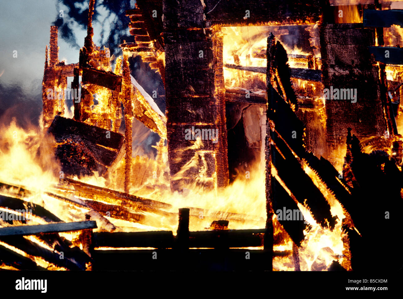 Inferno, Flammen verbrauchen Holzstruktur nach Hause. Stockfoto
