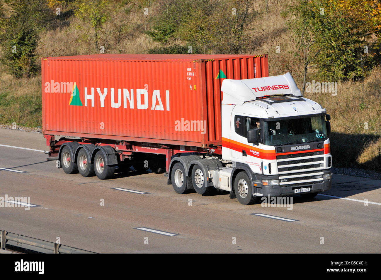 M25 Autobahn artikuliert, dass Container LKW dritte Achse angehoben Stockfoto M25 Autobahn artikuliert, dass Container LKW dritte Achse angehoben Stockfoto