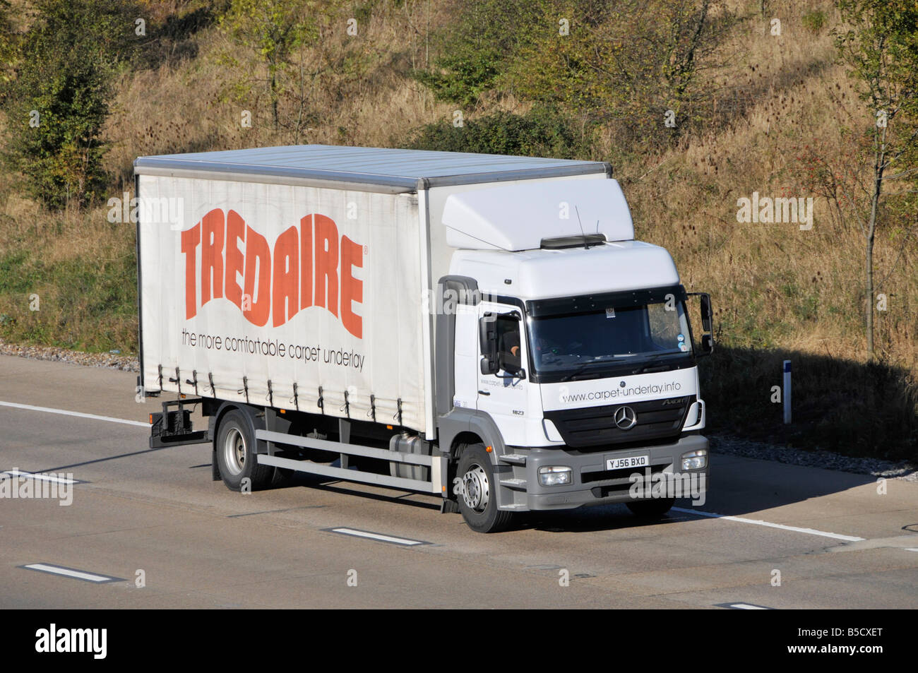 M25 Autobahn Tredaire Teppich Unterlage Unternehmen starr Mercedes Lkw Stockfoto M25 Autobahn Tredaire Teppich Unterlage Unternehmen starr Mercedes Lkw Stockfoto