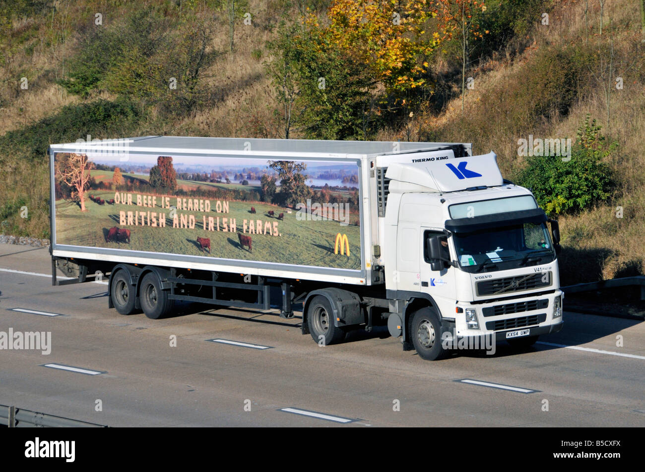 M25 Autobahn artikuliert LKW und McDonalds Werbung trailer Stockfoto M25 Autobahn artikuliert LKW und McDonalds Werbung trailer Stockfoto