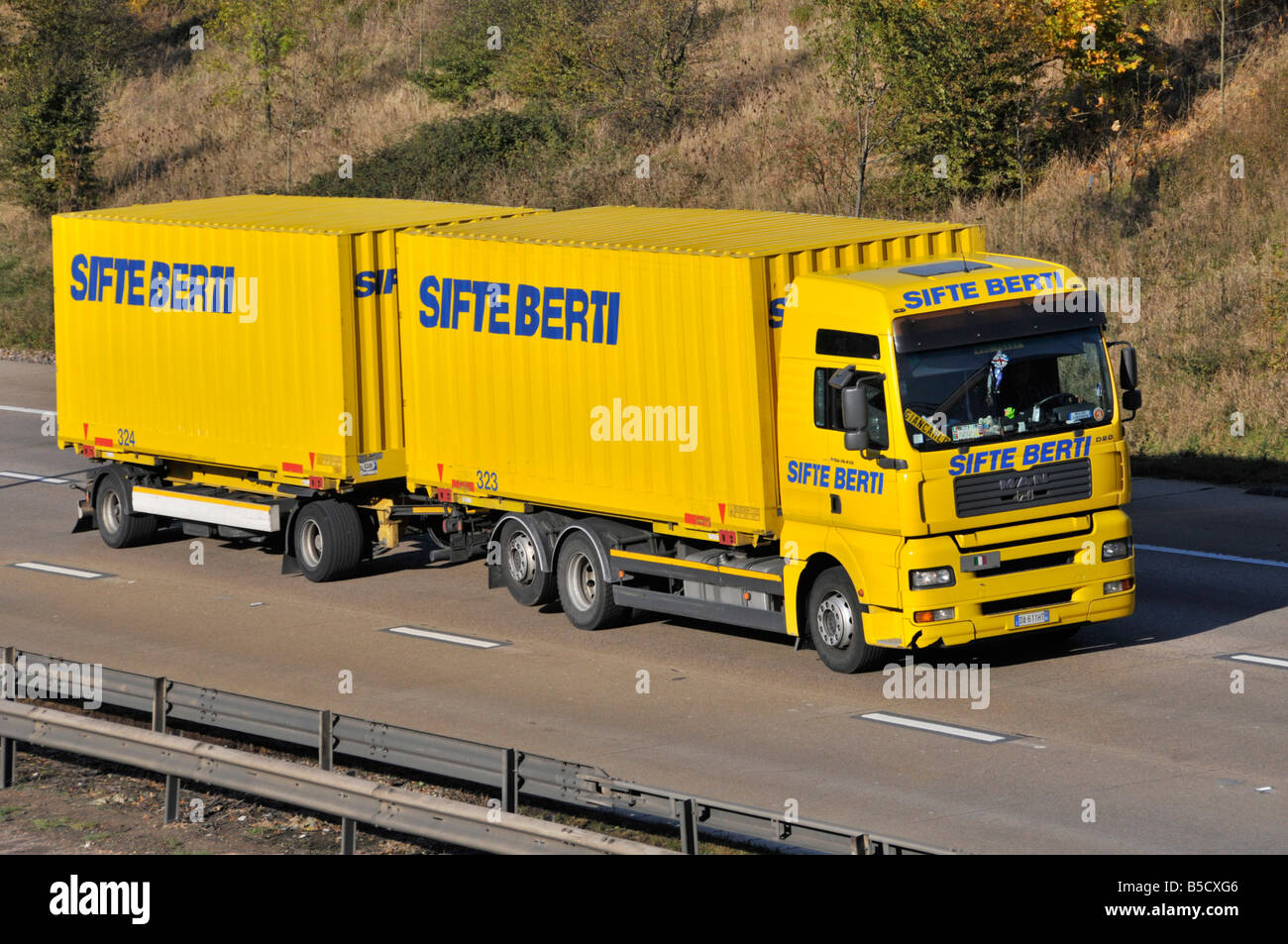 M25 Autobahn italienischen Sifte Berti LKW Abschleppen Anhänger Stockfoto M25 Autobahn italienischen Sifte Berti LKW Abschleppen Anhänger Stockfoto